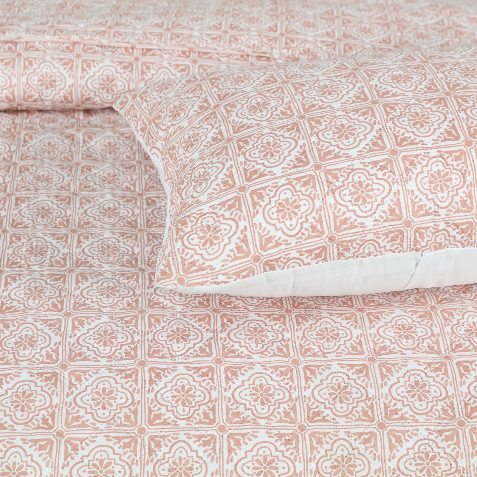 Peach & White Bedspread Set – 3 Piece Quilted Bedding Set with 2 Pillow Covers, Elegant Floral Pattern