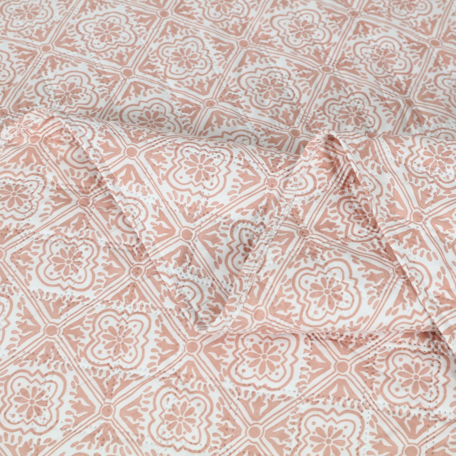 Peach & White Bedspread Set – 3 Piece Quilted Bedding Set with 2 Pillow Covers, Elegant Floral Pattern